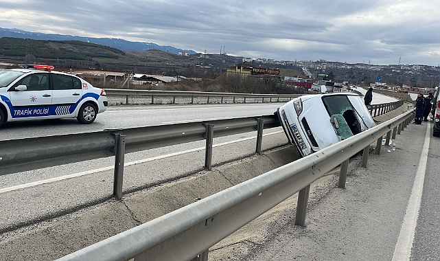 Karayolunda araç bariyerlere asılı kaldı: 2 yaralı