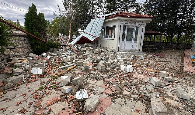 Şiddetli rüzgar 2 caminin minaresini yıktı