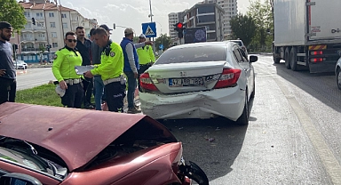 Kırmızı ışıkta trafik kazası! Yaralılar var