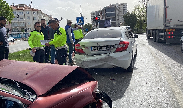 Kırmızı ışıkta trafik kazası! Yaralılar var