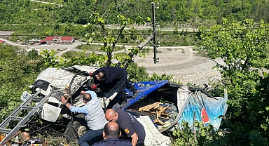 Meşrubat yüklü kamyon tarlaya devrildi: 2 yaralı