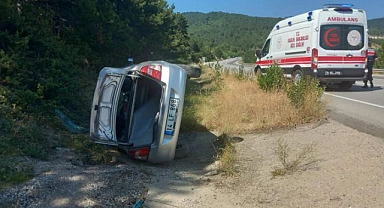 Seyir halindeki otomobil takla attı: 2 yaralı