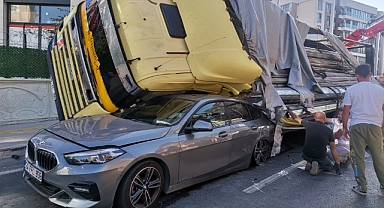 İzmir'de polisten kaçan tır sürücüsü, 2 aracı ezdi; o anlar kamerada