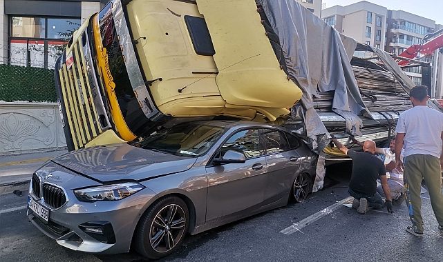 İzmir'de polisten kaçan tır sürücüsü, 2 aracı ezdi; o anlar kamerada