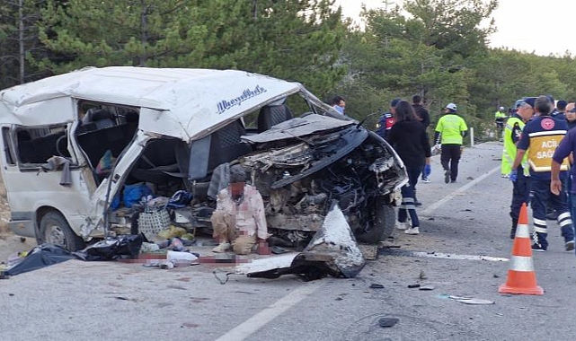 Tarım işçilerini taşıyan minibüs devrildi: 2 ölü, 13 yaralı