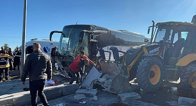 Turistleri taşıyan otobüs ile iş makinesi çarpıştı: Çok sayıda yaralı