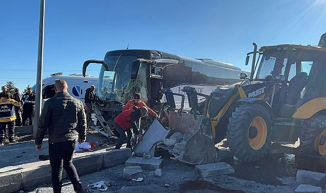 Turistleri taşıyan otobüs ile iş makinesi çarpıştı: Çok sayıda yaralı