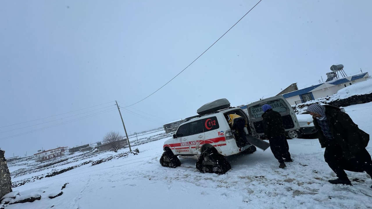 Şanlıurfa’da kapanan yollarda hastalara paletli ambulans ile ulaşıldı