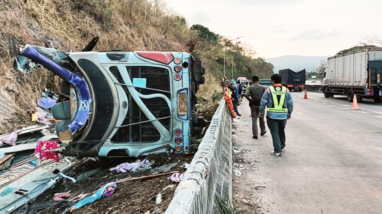 Tayland'da otobüs devrildi: 18 ölü, 31 yaralı