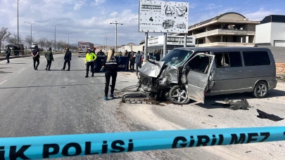 Konya'da minibüs ile tır çarpıştı: 1 ölü, 5 yaralı